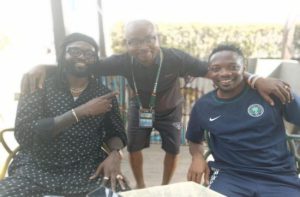 Adebayor bezoekt Super Eagles-kamp en steunt Peseiro's mannen om de AFCON 2023-titel te winnen.