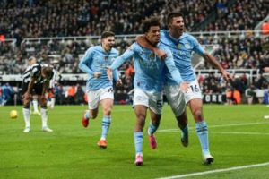 EPL: Bobb scoort laat doelpunt als Man City Newcastle verslaat in spannende wedstrijd met vijf doelpunten.