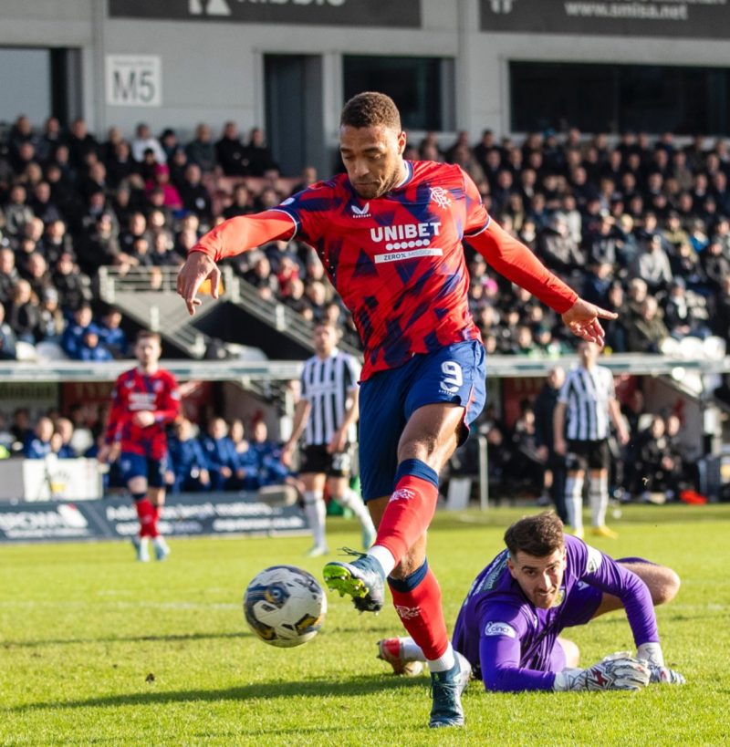 SPL: Dessers scoort in derde opeenvolgende wedstrijd, Balogun op de bank terwijl Rangers uitzege claimen.