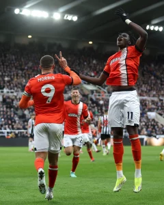 Adebayo scoort zijn 9e doelpunt in de Premier League, Osho maakt doelpunt in spannend 4-4 gelijkspel van Luton tegen Newcastle.