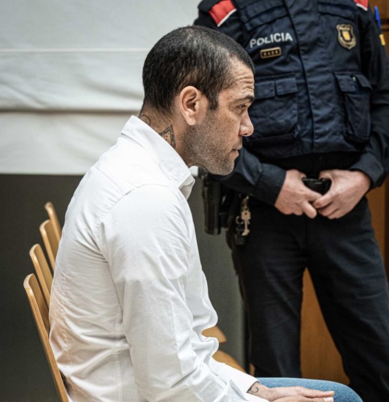 Alves veroordeeld tot vier en een half jaar gevangenisstraf voor seksueel misbruik.