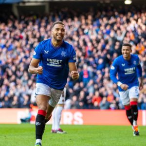 Dessers scoort opnieuw twee doelpunten terwijl Rangers Hearts met 5-0 verslaan, vijf punten los van Celtic.