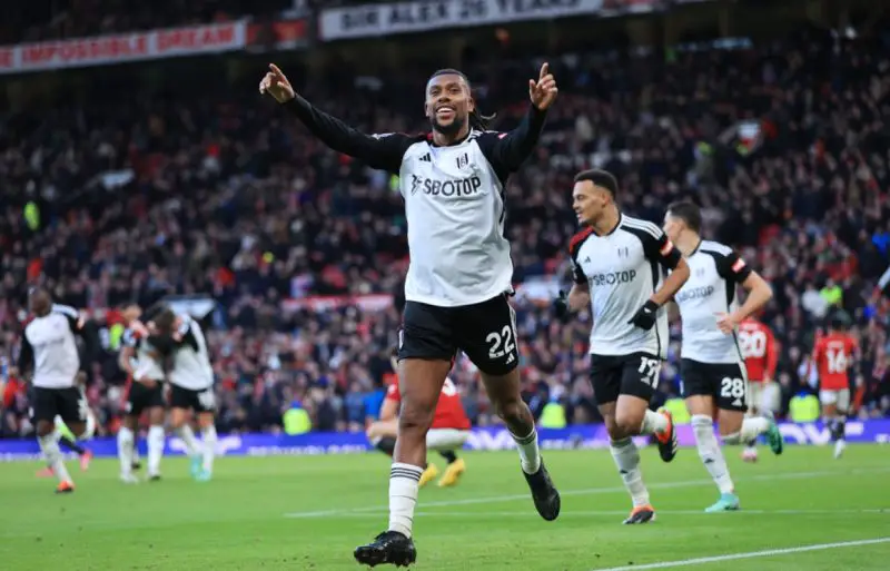 Doelpunten van Iwobi en Bassey helpen Fulham om 15 jaar durende reeks zonder overwinning tegen Man United te beëindigen