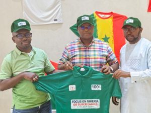 Groep schenkt trui aan fans en steunt Super Eagles voor AFCON succes