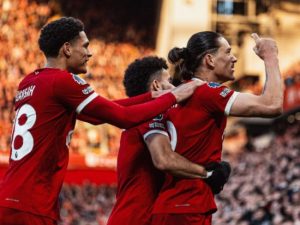 Liverpool verslaat Burnley om de eerste plaats te heroveren