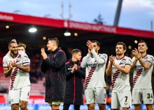 Tella helpt Leverkusen om gelijk te komen aan het record van Bayern München