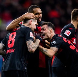 Tella helpt Leverkusen record van Bayern te breken na overwinning tegen Mainz