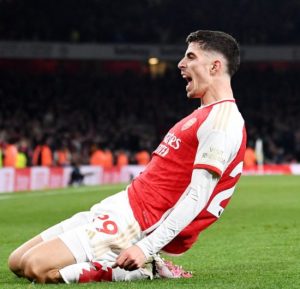 Havertz scoort laat doelpunt en stuurt Arsenal naar de top na dramatische overwinning tegen Brentford.