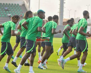 Nwabali, Iwobi, Simon en zeven anderen komen aan bij het trainingskamp van de Super Eagles voorafgaand aan vriendschappelijke wedstrijden.