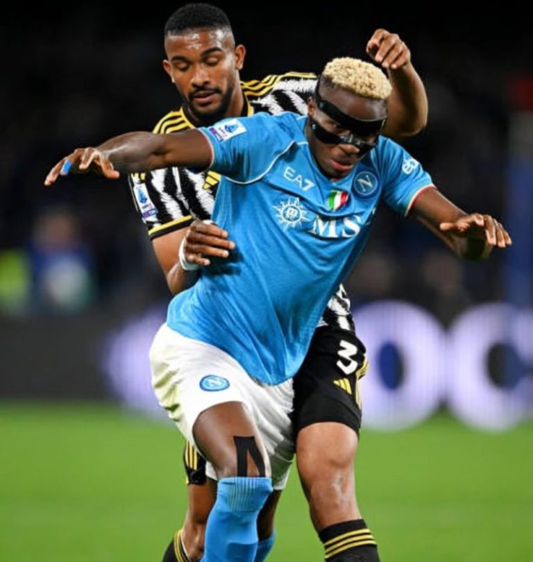 Osimhen mist kans om scoringsreeks voort te zetten in historische overwinning van Napoli tegen Juve