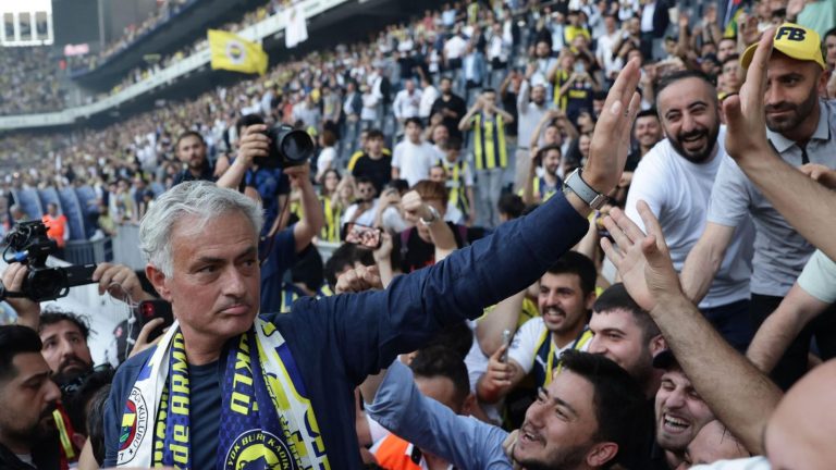 Mourinho verzekert Fenerbahce fans dat het mogelijk is om de Turkse Super Lig titel te winnen