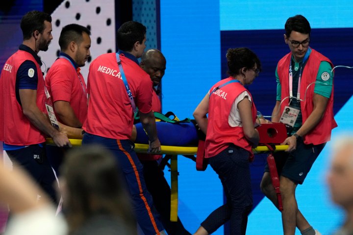 Olympic swimmer collapses and is carried off on stretcher after heat race – National news on Globalnews.ca