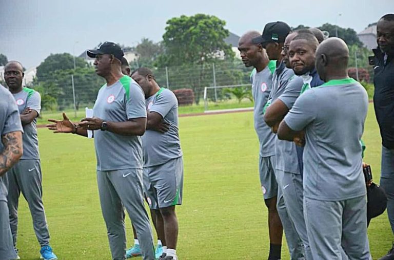 6 Redenen waarom Eguavoen de vaste hoofdcoach van de Super Eagles verdient