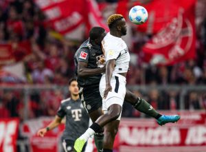 Boniface en Tella in actie terwijl Leverkusen Bayern op 1-1 gelijkspel houdt.