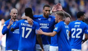 Dessers helpt Rangers om Hibernian te verslaan en winnende reeks voort te zetten.