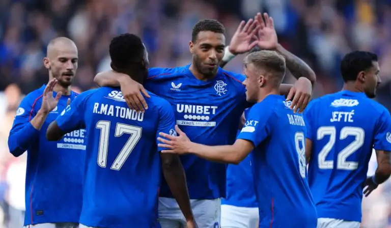 Dessers helpt Rangers om Hibernian te verslaan en winnende reeks voort te zetten.