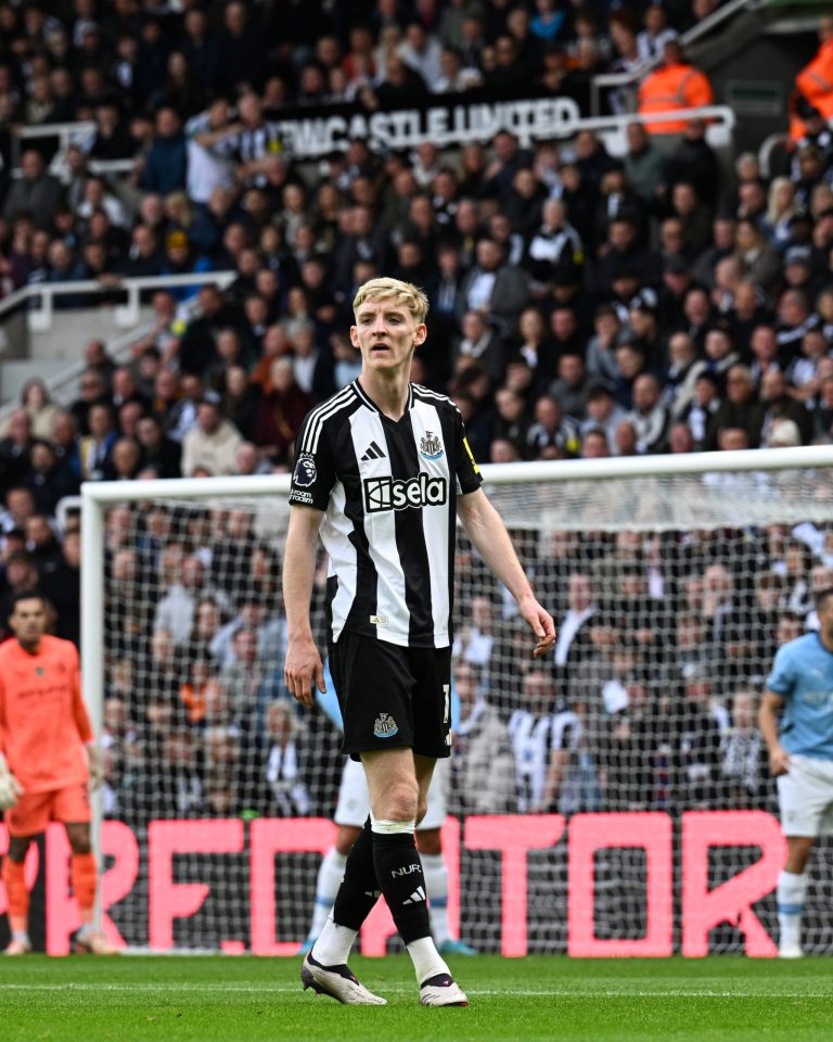 Gordon’s penalty helpt Newcastle gelijkspel veilig te stellen tegen Man City in de Premier League.