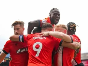 Mozes verheugd met winnend debuut bij Luton Town