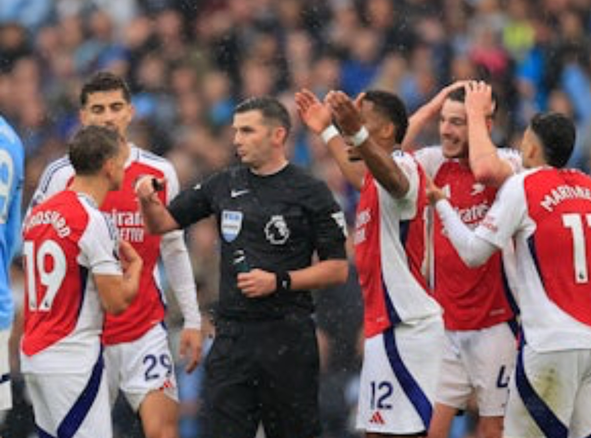 Trossard beweert de fluit niet te hebben gehoord vóór rode kaart tegen Man City