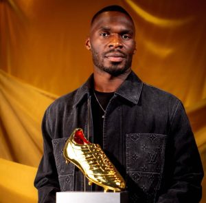 Benteke wint MLS Golden Boot Award voor Messi en Suarez