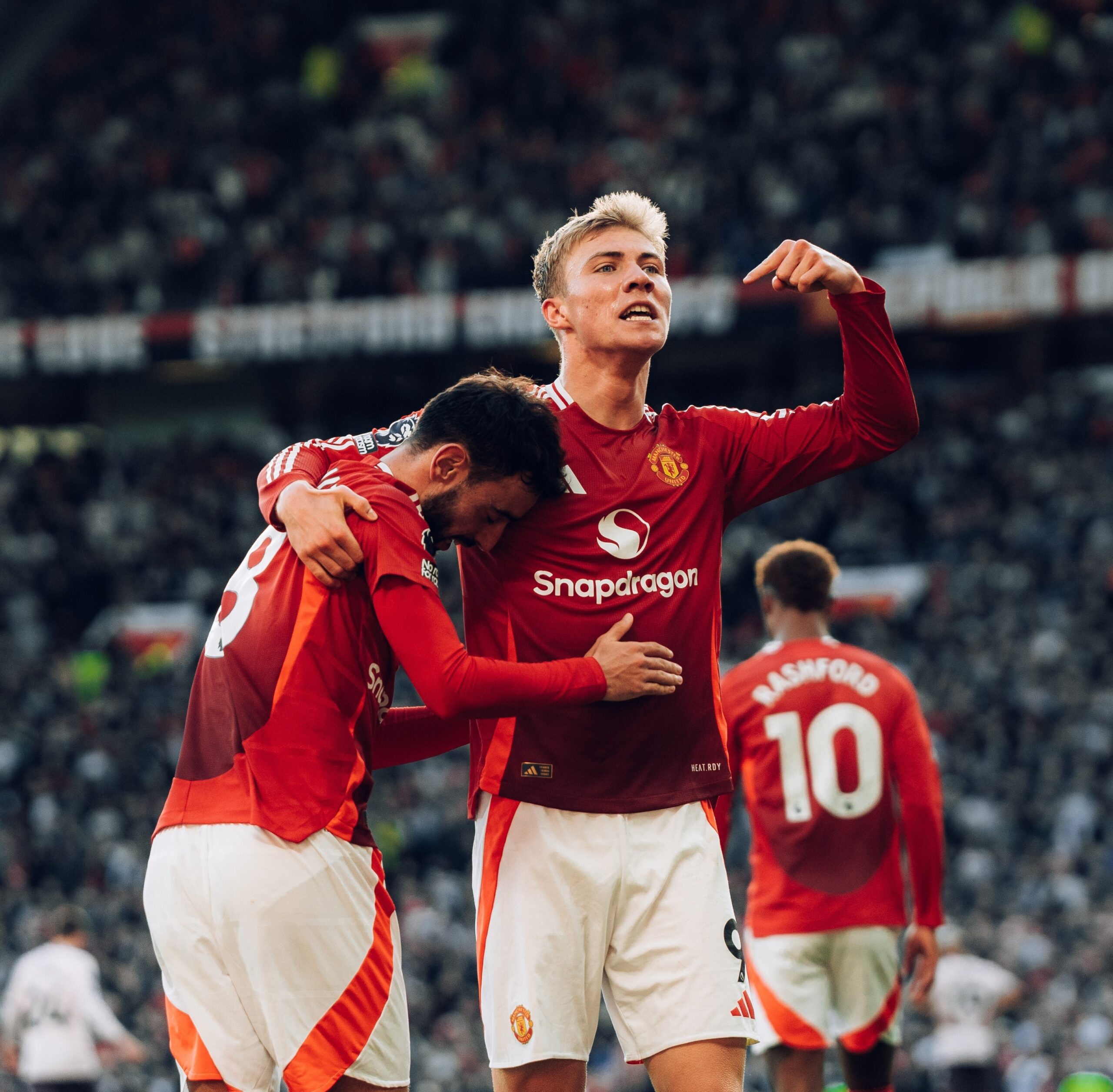 Manchester United beëindigt reeks zonder overwinning na nipte zege op Brentford met 2-1