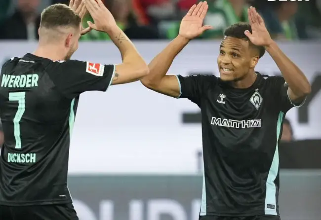 Nigeriaanse verdediger Agu scoort doelpunt in Werder Bremen's 4-2 overwinning op Wolfsburg in de Bundesliga