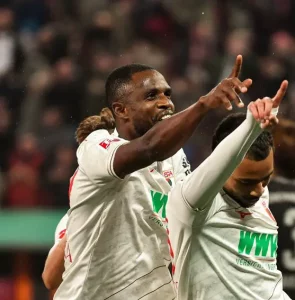 Onyeka helpt Augsburg einde te maken aan slechte reeks na 2-1 overwinning tegen Mönchengladbach