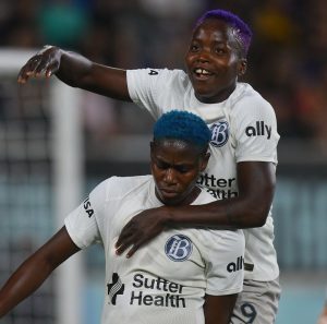 Oshoala scoort haar 7e competitiedoelpunt terwijl Bay FC zware nederlaag lijdt.