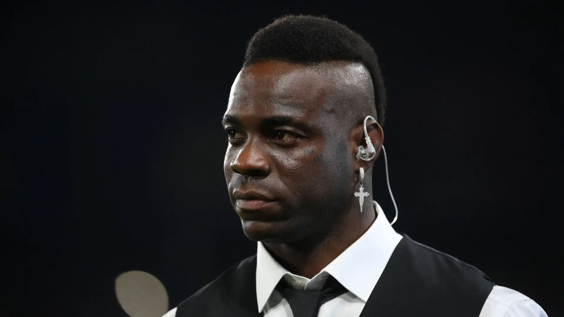 Balotelli krijgt gele kaart vijf minuten na terugkeer in Serie A