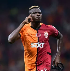 UEL: Osimhens tweemaal doelpunt helpt Galatasaray om Spurs te verslaan en plaats te verzekeren