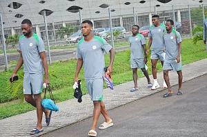 Zes spelers, waaronder Simon, Chukwueze en Onyeka, sluiten zich aan bij het Super Eagles-trainingskamp in Abidjan voor AFCON 2025Q