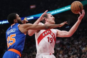 Knicks narrowly defeat Raptors 113-108, with Barnes sustaining injury | Globalnews.ca