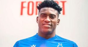 Awoniyi ontkent geruchten over vertrek bij Nottingham Forest