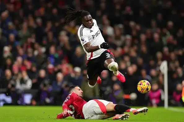 Bassey teleurgesteld over Fulham’s verlies tegen Manchester United: ‘We verdienden meer’
