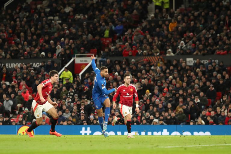 ‘Clement prijst Dessers’ geweldige goal tegen Manchester United’