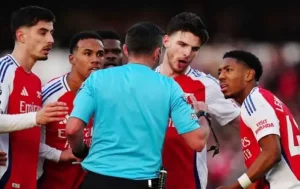 Engelse voetbalbond klaagt Arsenal aan voor reactie van spelers op rode kaart van Lewis-Skelly