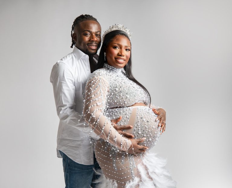 Moses Simon kondigt geboorte van zoon aan