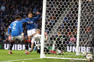 'Rangers Coach Prijst Dessers voor Hattrick in Schotse Bekerwinst'