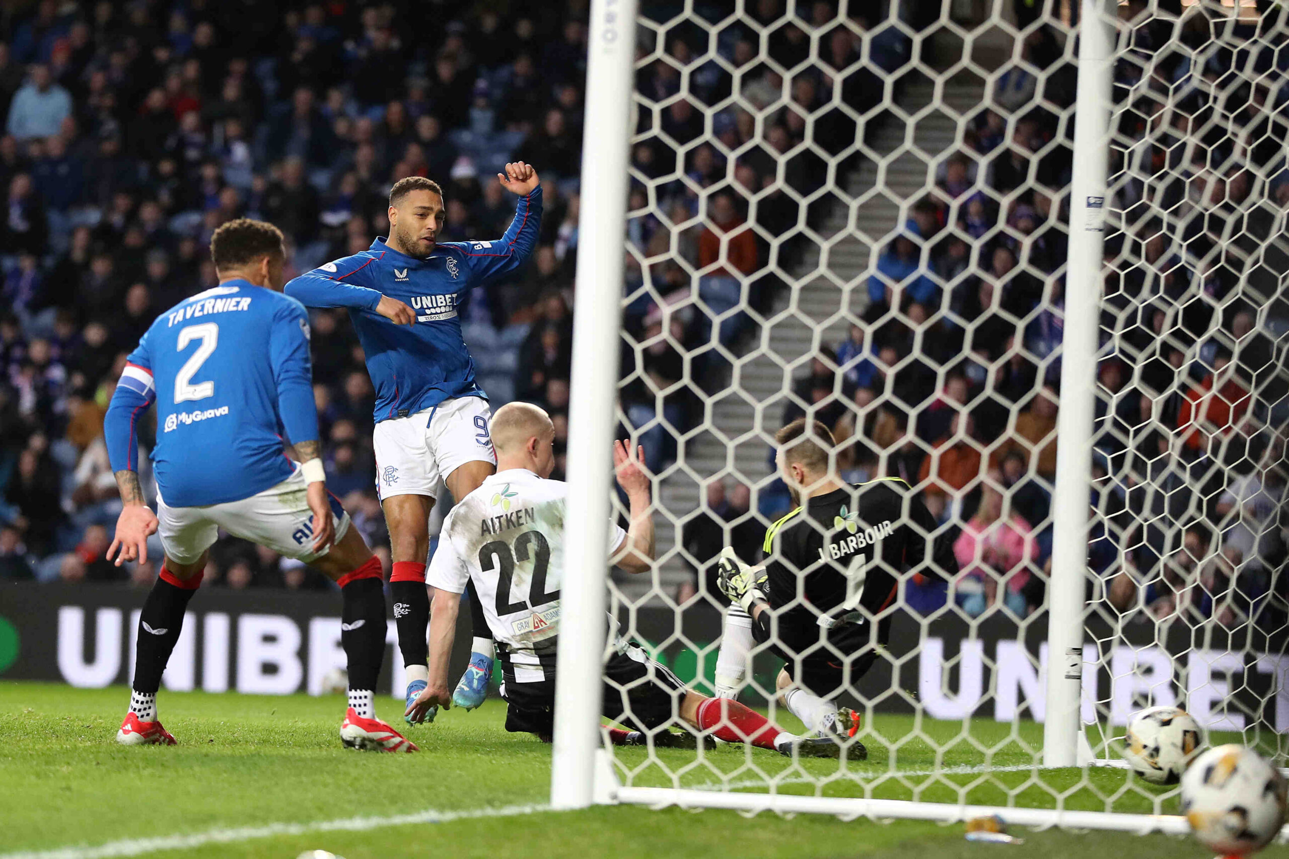'Rangers Coach Prijst Dessers voor Hattrick in Schotse Bekerwinst'