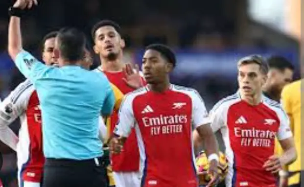 Uitleg van de reden voor Lewis-Skelly’s controversiële rode kaart tegen Wolves in de EPL