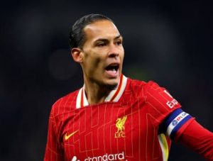 Van Dijk woedend over arbitrage in nederlaag van Liverpool tegen Spurs in de Carabao Cup