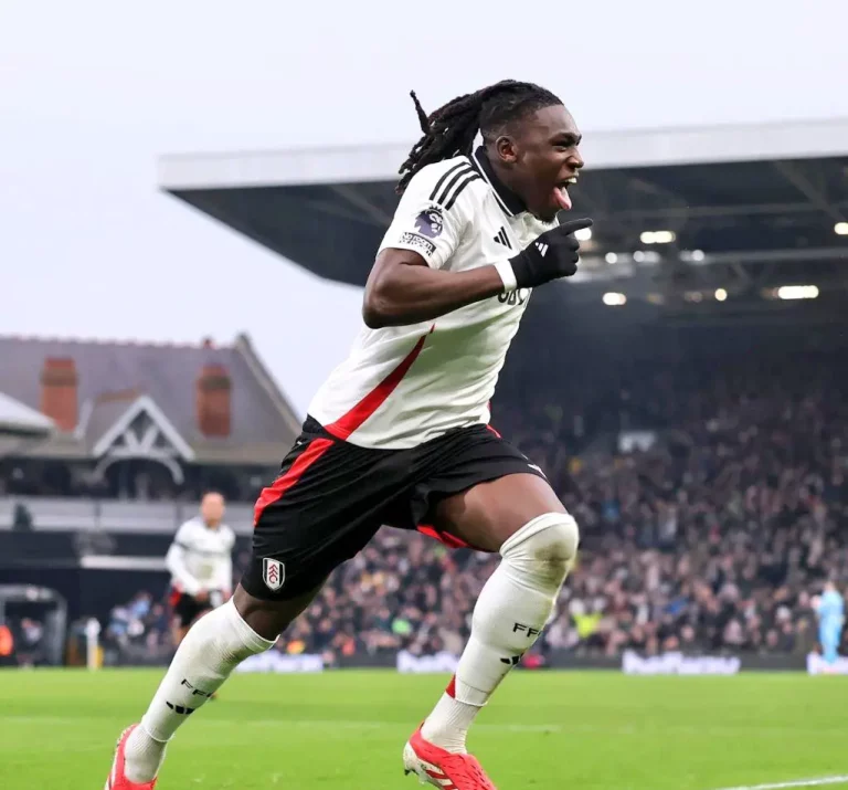 Bassey scoort eerste doelpunt van het seizoen in de Premier League in Fulham’s overwinning tegen Forest, Onuachu pakt assist