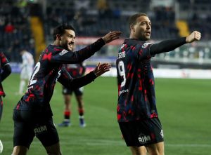 Dessers scoort hattrick terwijl Rangers Kilmarnock overwinnen in zes-doelpunten spektakel
