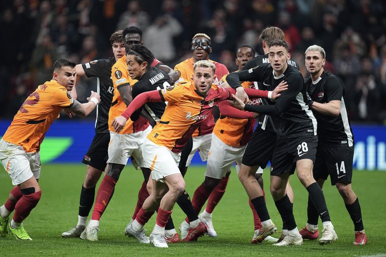 Europa League: Galatasaray coach legt uit waarom Osimhen werd gewisseld tegen AZ Alkmaar