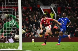 FA Cup: Van Nistelrooy boos op Maguire's controversiële late winnende doelpunt tegen Leicester