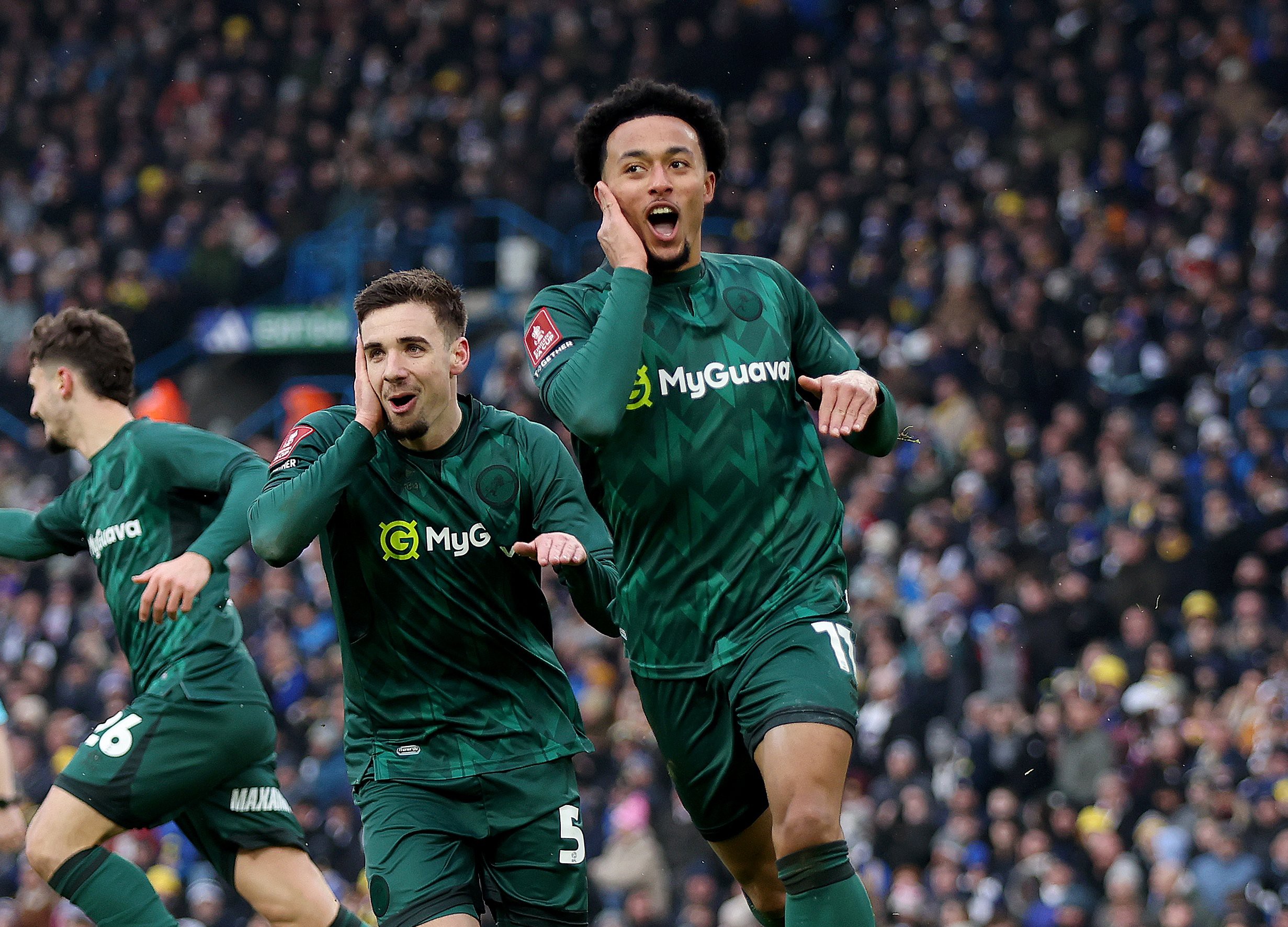Femi Azeez scoort twee keer tegen Leeds en stuurt Millwall naar de 5e ronde van de FA Cup