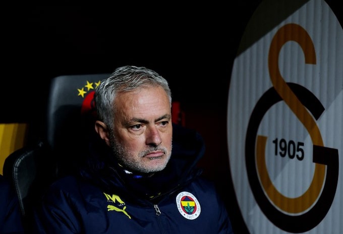 Mourinho krijgt vier wedstrijden schorsing voor opmerkingen na derby met Galatasaray