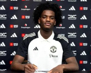 OFFICIEEL: Ayden Heaven tekent vierjarig contract bij Manchester United