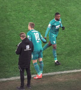 Onyeka gewisseld terwijl Augsburg uit Duitse beker valt