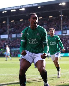 Tijani viert eerste doelpunt van Plymouth Argyle